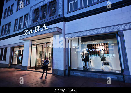 DALIAN-cina-OCT. 13, 2012. Zara uscita su Ott. 13, 2012 a Dalian. Zara proprietario, Spagna Inditex, ha riportato profitti annui di $2.6bn fino 11.% sul pr Foto Stock