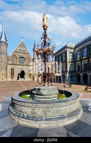 L'AIA-AGO. 10. Fontana al Binnenhof (corte interna), a l'Aia. Dal 1446 è sede del parlamento olandese. Foto Stock