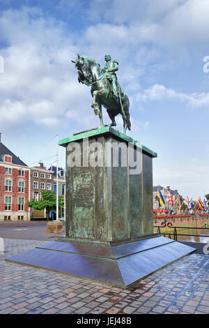 L'AIA-AGO. 23, 2014. Statua di Re Guglielmo II dei Paesi Bassi. Divenne re il 7 ottobre 1840. Foto Stock