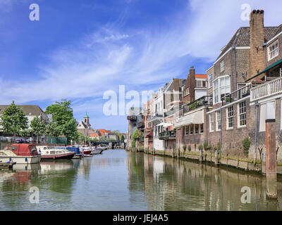 Antico canale nel centro storico di Dordrecht, Paesi Bassi Foto Stock