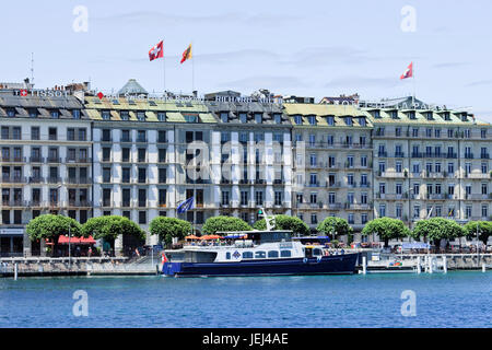 GINEVRA – 25 LUGLIO 2011. Battello da crociera ormeggiato di fronte agli hotel di lusso sul Lago di Ginevra. Ginevra ha oltre 130 hotel che vanno dal lusso allo stile dormitorio. Foto Stock