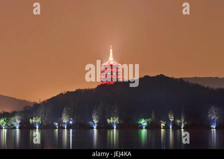 Illuminato rosso pagoda al famoso West Lake, Hangzhou, Cina Foto Stock