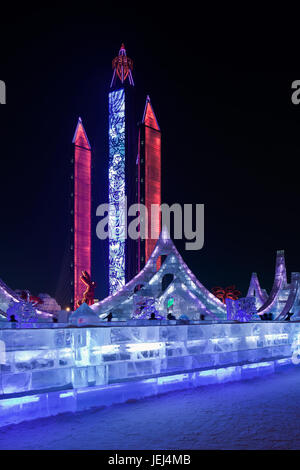 HARBIN-FEB. 13, 2015. International Ice e Snow Sculpture Festival. Famoso per la sua incredibile sculture e massiccia delle repliche di icone a livello mondiale, anche Foto Stock