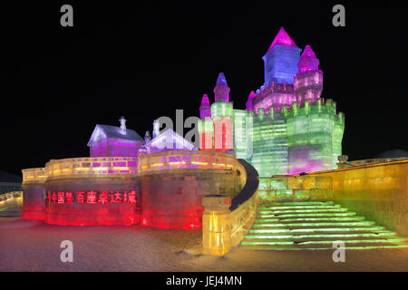 HARBIN-FEBBRAIO 13, 2015. Festival Internazionale della scultura del ghiaccio e della neve. Dal 1985, l'evento Harbin è diventato uno dei più grandi. Foto Stock