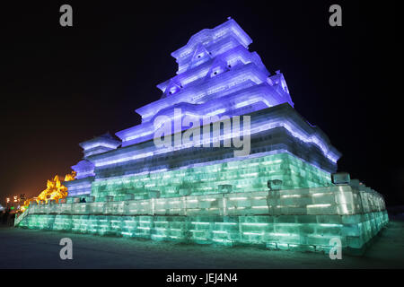 HARBIN-CINA, JAN. 17, 2010. Pagoda costruita con blocchi di ghiaccio, Harbin Ice Sculpture Festival. È uno dei più grandi festival del ghiaccio del mondo. Foto Stock