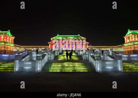 HARBIN-CINA, JAN. 17, 2010. Palazzo costruito con blocchi di ghiaccio all'Harbin Ice Sculpture Festival. È uno dei più grandi festival del ghiaccio del mondo. Foto Stock