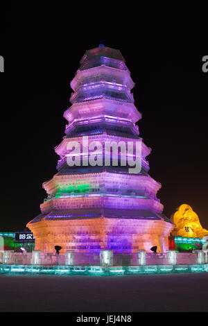 HARBIN-CINA, JAN. 17, 2010. Pagoda costruita con blocchi di ghiaccio, Harbin Ice Sculpture Festival. È uno dei più grandi festival del ghiaccio del mondo. Foto Stock