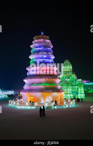 HARBIN-CINA, JAN. 17, 2010. Pagoda costruita con blocchi di ghiaccio, Harbin Ice Sculpture Festival. È uno dei più grandi festival del ghiaccio del mondo. Foto Stock