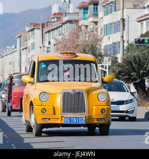 HENGDIAN-4 GENNAIO 2015. Sulla strada si trova un taxi giallo in stile londinese. Hengdian è una città della contea di Dongyang nella provincia montagnosa di Zhejiang in Cina. Foto Stock