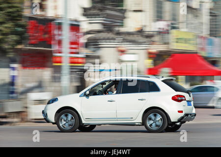 SHANGHAI-JAN. 4, 2015. Renault Xoleos. La Cina è il mercato più importante di Renault, la joint venture sino-francese Dongfeng Renault porterà a 750,000 unità. Foto Stock