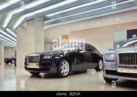 Pechino-Aprile 6, 2013. Rolls-Royces showroom. La Cina ha passato noi ed è ora il più grande mercato per la Rolls-Royce, la quale adotta misure per adattare il suo prodotto Foto Stock