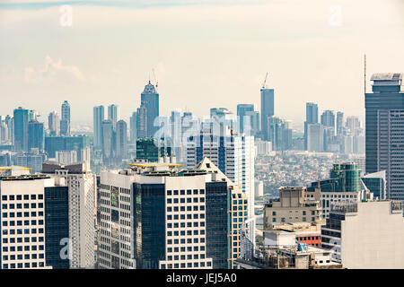 Mix di antico e moderno di edifici urbani in Makati Manila, Filippine Foto Stock