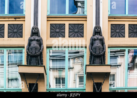 Particolare della facciata del palazzo in stile Art Nouveau a Tallinn in Estonia Foto Stock