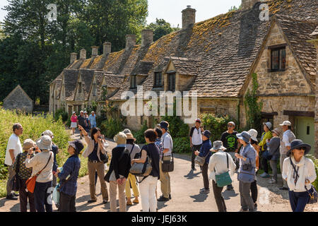 Orde di turisti ad Arlington Row, Bibury, Cotswolds, REGNO UNITO Foto Stock