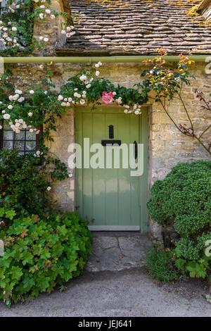 Porta di ingresso di Arlington Row Cottage, Bibury, Cotswolds, REGNO UNITO Foto Stock