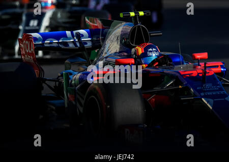 Spagnolo di Formula One driver Carlos Sainz della Scuderia Toro Rosso F1 Team in azione durante il 2017 FORMULA ONE Grand Prix di Azerbaigian a Baku circuito cittadino a Baku in Azerbaijan, 25 giugno 2017. (Foto di Aziz Karimov / Pacific Stampa) Foto Stock
