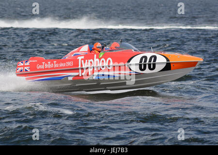 Esplanade, Greenock, Scotland, Regno Unito. Il 25 giugno, 2017. Stretto racing in P1 Scottish Grand Prix del mare Superstock Gara 3. Typhoo imbarcazione (00) a velocità. Credito: Douglas Nicholson/Alamy Live News Foto Stock