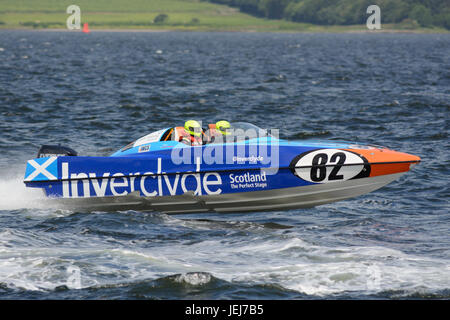 Esplanade, Greenock, Scotland, Regno Unito. Il 25 giugno, 2017. Stretto racing in P1 Scottish Grand Prix del mare Superstock Gara 3. Spirito di Inverclyde (82) a velocità. Credito: Douglas Nicholson/Alamy Live News Foto Stock