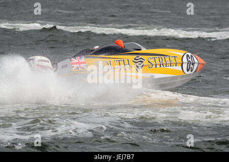 Esplanade, Greenock, Scotland, Regno Unito. Il 25 giugno, 2017. Stretto racing in P1 Scottish Grand Prix del mare Superstock Gara 3. South Street (barca 69) alla velocità. Credito: Douglas Nicholson/Alamy Live News Foto Stock