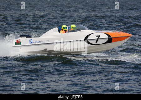 Esplanade, Greenock, Scotland, Regno Unito. Il 25 giugno, 2017. Stretto racing in P1 Scottish Grand Prix del mare Superstock Gara 3. Prodotti di platino (barca 07) alla velocità. Credito: Douglas Nicholson/Alamy Live News Foto Stock