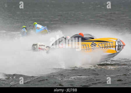 Esplanade, Greenock, Scotland, Regno Unito. Il 25 giugno, 2017. Stretto racing in P1 Scottish Grand Prix del mare Superstock Gara 3. South Street, barca 69. Credito: Douglas Nicholson/Alamy Live News Foto Stock