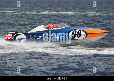 Esplanade, Greenock, Scotland, Regno Unito. Il 25 giugno, 2017. Stretto racing in P1 Scottish Grand Prix del mare Superstock Gara 3. Barca 90, Arthur J. Gallacher, in velocità. Credito: Douglas Nicholson/Alamy Live News Foto Stock