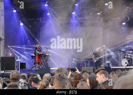 Cracovia, in Polonia. 24 GIU, 2017. Julia Marcell alla piazza principale di Cracovia durante Wianki Music Festival 2017 Credit: Iwona Fijoł/Alamy Live News Foto Stock