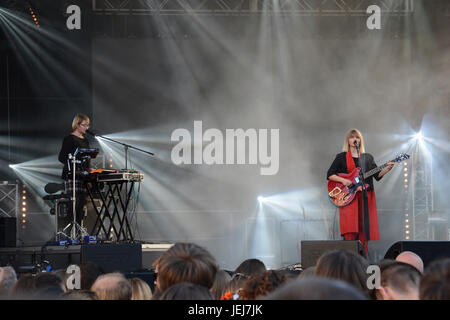 Cracovia, in Polonia. 24 GIU, 2017. Julia Marcell alla piazza principale di Cracovia durante Wianki Music Festival 2017 Credit: Iwona Fijoł/Alamy Live News Foto Stock