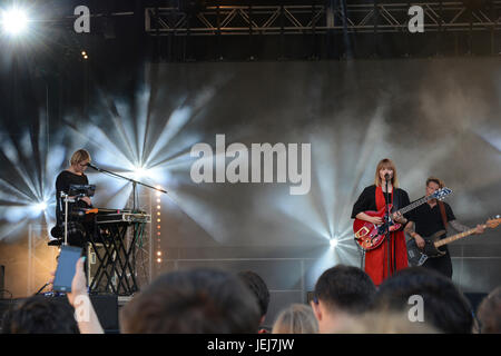 Cracovia, in Polonia. 24 GIU, 2017. Julia Marcell alla piazza principale di Cracovia durante Wianki Music Festival 2017 Credit: Iwona Fijoł/Alamy Live News Foto Stock