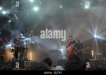 Cracovia, in Polonia. 24 GIU, 2017. Julia Marcell alla piazza principale di Cracovia durante Wianki Music Festival 2017 Credit: Iwona Fijoł/Alamy Live News Foto Stock