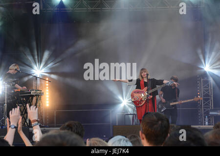 Cracovia, in Polonia. 24 GIU, 2017. Julia Marcell alla piazza principale di Cracovia durante Wianki Music Festival 2017 Credit: Iwona Fijoł/Alamy Live News Foto Stock