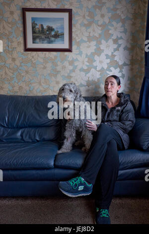 Londra, Regno Unito. Il 25 giugno, 2017. Consiglio Chalcots alloggiamento residente immobiliare Mandy Ryan ha deciso di rimanere dopo che gli è stato richiesto di svuotare la sua casa di 27 anni nella torre Dorney dovuti alla sicurezza antincendio problemi seguendo la torre Grenfell disastro della settimana precedente. Camden, Londra, Regno Unito. Credito: Julio Etchart/Alamy Live News Foto Stock