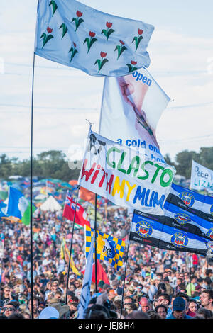 Glastonbury, Regno Unito. Il 25 giugno, 2017. Chic riprodurre la fase della piramide - Il 2017 Festival di Glastonbury, azienda agricola degna. Glastonbury, 25 giugno 2017 il credito: Guy Bell/Alamy Live News Foto Stock