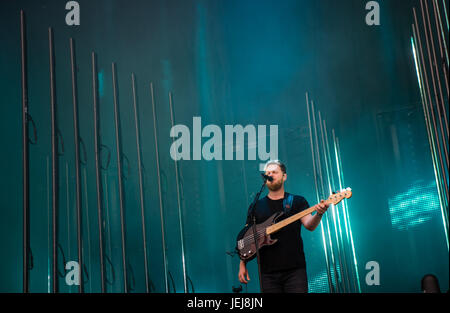 Scheessel, Germania. Il 25 giugno, 2017. Joe Newman, cantante della band "Alt-J', suona durante le fasce le prestazioni dell'ultimo giorno del festival di musica di uragano in Scheessel, Germania, 25 giugno 2017. Il festival ha avuto luogo dal 21 al 25 giugno. Foto: Sebastian Gollnow/dpa/Alamy Live News Foto Stock