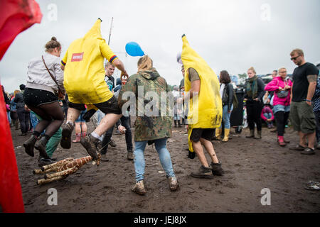 Scheessel, Germania. Il 25 giugno, 2017. I visitatori del festival Hurrican saltare su una giraffa l'ultimo giorno del festival di musica di uragano in Scheessel, Germania, 25 giugno 2017. Il festival ha avuto luogo dal 21 al 25 giugno. Foto: Sebastian Gollnow/dpa/Alamy Live News Foto Stock