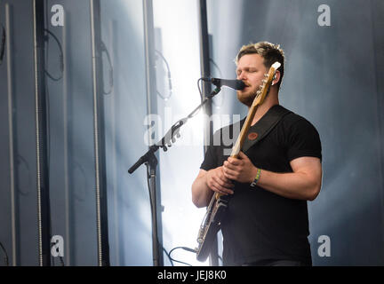 Scheessel, Germania. Il 25 giugno, 2017. Joe Newman, cantante della band "Alt-J', suona durante le fasce le prestazioni dell'ultimo giorno del festival di musica di uragano in Scheessel, Germania, 25 giugno 2017. Il festival ha avuto luogo dal 21 al 25 giugno. Foto: Sebastian Gollnow/dpa/Alamy Live News Foto Stock