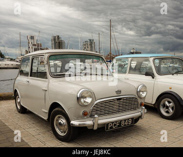 Waterfront Quay, Ipswich. England Regno Unito. Il 25 giugno, 2017. Un gran numero di classic mini automobili raccolte sul Lungomare di Ipswich Quay a seguito di una caccia al tesoro organizzata dalla Ipswich Suffolk & Mini Owners Club, ISMOC. Altri mini club in tutta la regione tra cui Colchester e Bury St Edmunds ha partecipato a questo evento per celebrare questo iconico auto. Questo mini è uscito dalla linea di montaggio il 21 giugno 196o. è una Austin Mini Delux come esso è dotato di un riscaldatore del modello standard non hanno uno. Il motore è 848cc e standard è equipaggiato con i nuovi cuscinetti e ha un Foto Stock