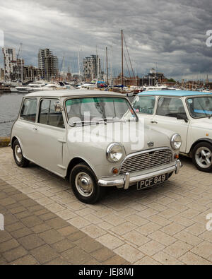 Waterfront Quay, Ipswich. England Regno Unito. Il 25 giugno, 2017. Un gran numero di classic mini automobili raccolte sul Lungomare di Ipswich Quay a seguito di una caccia al tesoro organizzata dalla Ipswich Suffolk & Mini Owners Club, ISMOC. Altri mini club in tutta la regione tra cui Colchester e Bury St Edmunds ha partecipato a questo evento per celebrare questo iconico auto. Questo mini è uscito dalla linea di montaggio il 21 giugno 196o. è una Austin Mini Delux come esso è dotato di un riscaldatore del modello standard non hanno uno. Il motore è 848cc e standard è equipaggiato con i nuovi cuscinetti e ha un Foto Stock