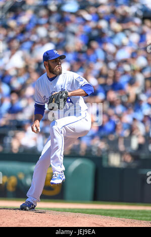 Kansas City, Missouri, Stati Uniti d'America. Il 24 giugno 2017. Kansas City Royals relief pitcher Joakim Soria (48) arriva al passo dell'ottavo inning durante il Major League Baseball gioco tra il Toronto Blue Jays e il Kansas City Royals presso Kauffman Stadium di Kansas City, Missouri. Kendall Shaw/CSM/Alamy Live News Foto Stock