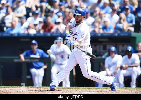 Kansas City, Missouri, Stati Uniti d'America. Il 24 giugno 2017. Kansas City Royals primo baseman Eric Hosmer (35) a bat nell'ottavo inning durante il Major League Baseball gioco tra il Toronto Blue Jays e il Kansas City Royals presso Kauffman Stadium di Kansas City, Missouri. Kendall Shaw/CSM/Alamy Live News Foto Stock