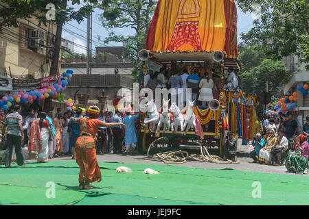 Kolkata, West Bengal, India. 5 febbraio, 2016. Kolkata, West Bengal, India : il 25 giugno 2017, 46th Rathayatra, carro festival organizzato da ISCKON di Kolkata sul cuore della città. Il tema di questa edizione del festival è Ramanuj Achharya, influente filosofo-san di Vaishvism. Un enorme numero di persone fra di loro che sono .Vaishnav si riuniscono per rendere omaggio al Signore Jaggannath, un altro nome di Krishna in occasione propizia.come per un rituale perfoming esegue davanti al carro della divinità in programma inaurogunal. Credito: Debsuddha Banerjee/ZUMA filo/Alamy Live News Foto Stock