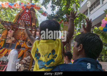 Kolkata, West Bengal, India. 5 febbraio, 2016. Kolkata, West Bengal, India : il 25 giugno 2017, 46th Rathayatra, carro festival organizzato da ISCKON di Kolkata sul cuore della città. Il tema di questa edizione del festival è Ramanuj Achharya, influente filosofo-san di Vaishvism. Un enorme numero di persone fra di loro che sono .Vaishnav si riuniscono per rendere omaggio al Signore Jaggannath, un altro nome di Krishna in occasione propizia. Credito: Debsuddha Banerjee/ZUMA filo/Alamy Live News Foto Stock