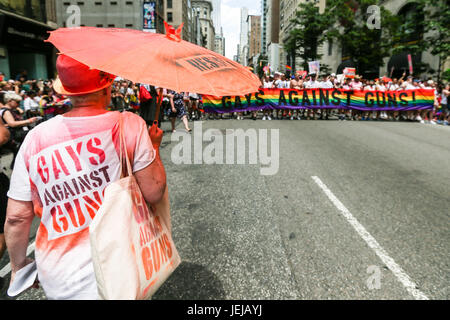 New York, Stati Uniti. Il 25 giugno, 2017. I partecipanti durante il LGBT Pride Parade nella città di New York negli Stati Uniti questa Domenica, 25. Credito: Brasile Photo Press/Alamy Live News Foto Stock