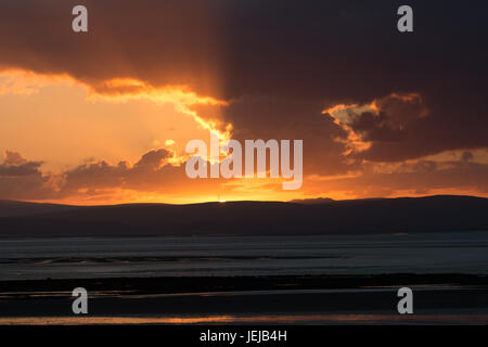 Morecambe Bay, Regno Unito. 25 GIU, 2017. Regno Unito Meteo. Tramonto sulla baia di Morecambe. Credito: David Billinge/Alamy Live News Foto Stock