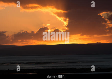 Morecambe Bay, Regno Unito. 25 GIU, 2017. Regno Unito Meteo. Tramonto sulla baia di Morecambe. Credito: David Billinge/Alamy Live News Foto Stock