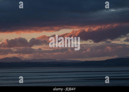 Morecambe Bay, Regno Unito. 25 GIU, 2017. Regno Unito Meteo. Tramonto sulla baia di Morecambe. Credito: David Billinge/Alamy Live News Foto Stock