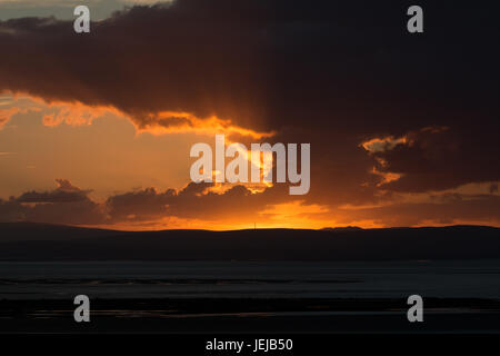 Morecambe Bay, Regno Unito. 25 GIU, 2017. Regno Unito Meteo. Tramonto sulla baia di Morecambe. Credito: David Billinge/Alamy Live News Foto Stock