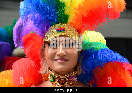 New York, Stati Uniti d'America. Il 25 giugno, 2017. Marcher vestito in arcobaleno orgoglio costume di carnevale Credito: Rachel Cauvin/Alamy Live News Foto Stock