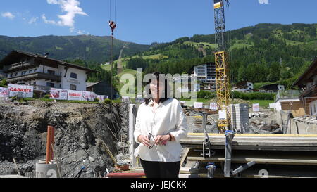 Kaltenbach, Austria. 26 Maggio, 2017. L'imprenditore Martha Schultz che possiede sette aree sciistiche possono essere visti presso la ski area di Hochzillertal Kaltenbach, Austria, 26 maggio 2017. Martha Schulz è una delle figure più importanti della Mecca turistica Austria. Lei sta ora progettando una funivia. Foto: Matthias Röder/dpa/Alamy Live News Foto Stock