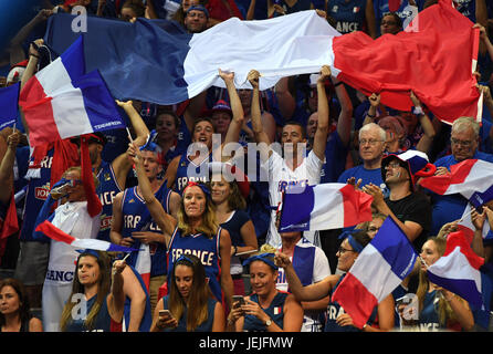 Praga, Repubblica Ceca. Il 25 giugno, 2017. Ventole francese reagire durante la FIBA donna europea del campionato di Basket partita finale Spagna vs Francia a Praga Repubblica Ceca, 25 giugno 2017. Credito: Katerina Sulova/CTK foto/Alamy Live News Foto Stock